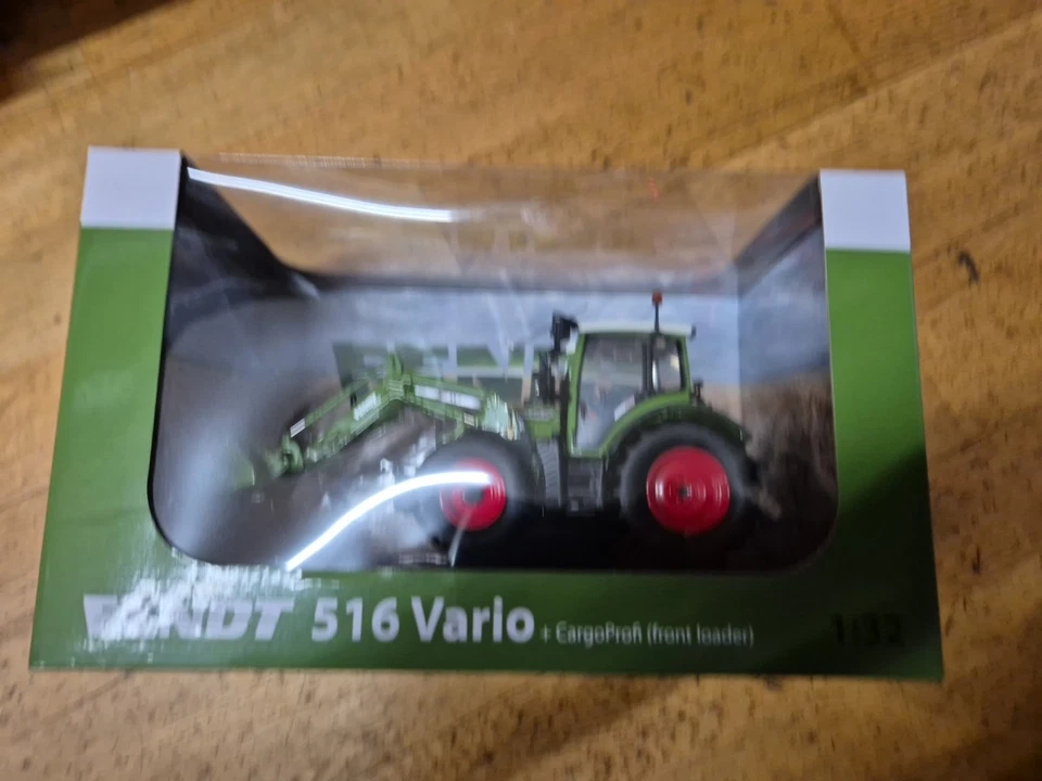 Universal Hobbies UH4981 Fendt 516 Vario with CargoProfi Front Loader 1:32 model - Image 2 of 4