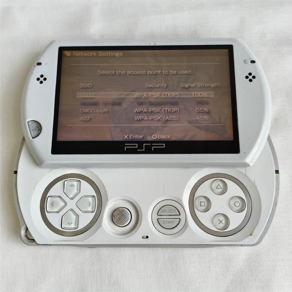 Sony PSP GO console White with Charger PSP-N1004 screen with