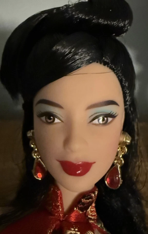 Muñecas Barbie del Mundo DOTW China Pasaporte Muñeca Barbie Pelo Negro Sin Caja Foto 3 de 4