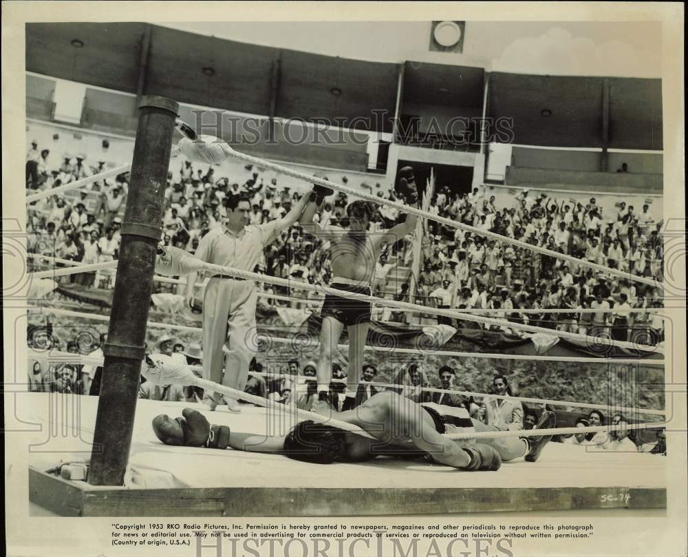 1953 Press Photo Actor Robert Mitchum, boxer Abel Fernandez in "Second Chance"