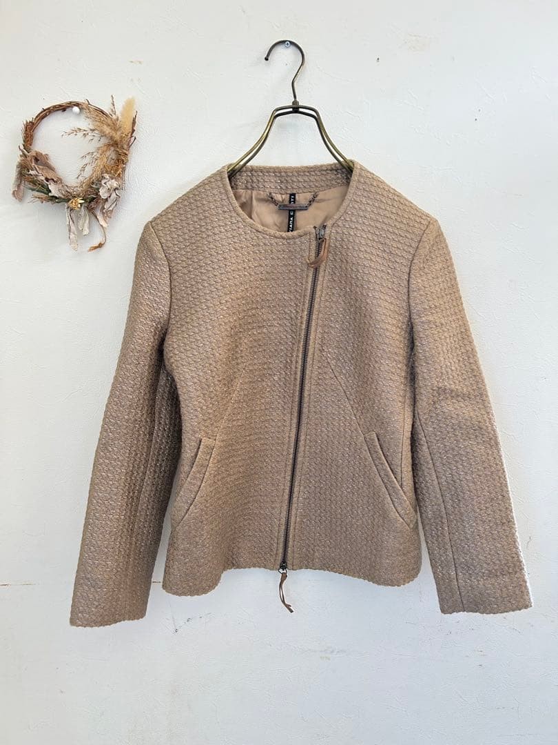 LIVIANA CONTI Beige No-Collar Jacket Size 42 Stylish Zipper Design