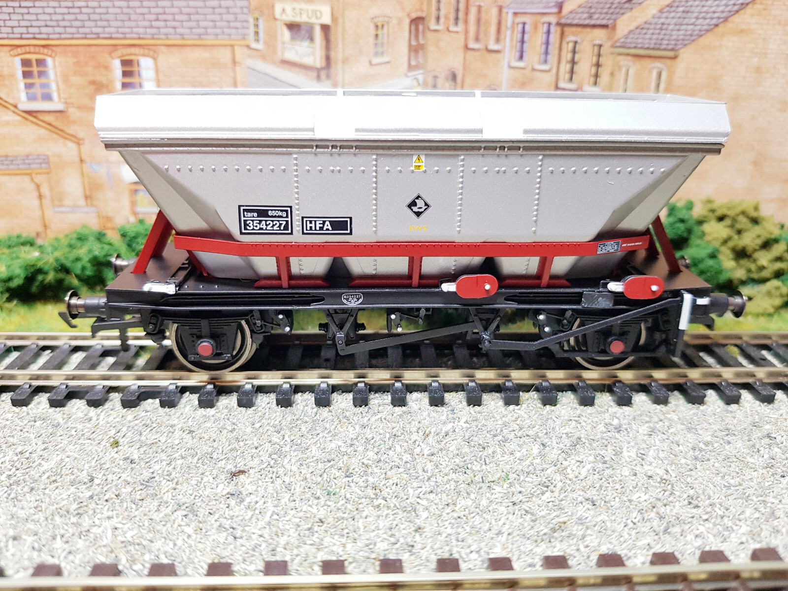 R60068 Hornby EWS 32.5T HFA Hopper Wagon No.354227
