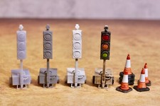 4x Temporary Traffic Lights & 15x Cones OO GAUGE 1:76 Model Railway Scenery
