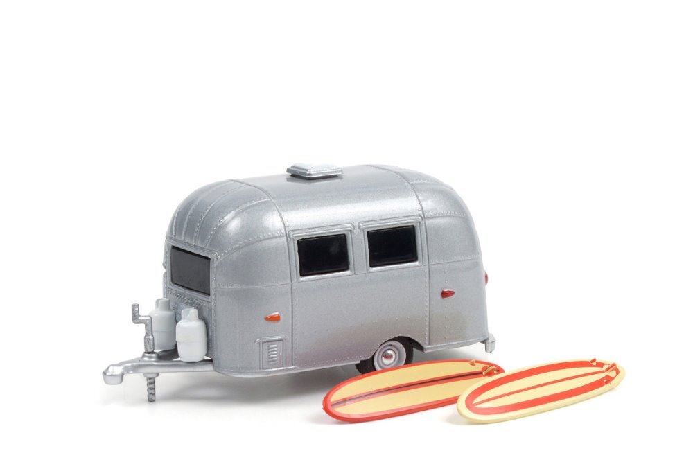 エアストリーム ヴィンテージ 16'バンビ 1/64 AIRSTREAM 16' BAMBI WITH SURFBOARDS 1/64 scale DIECAST CAR