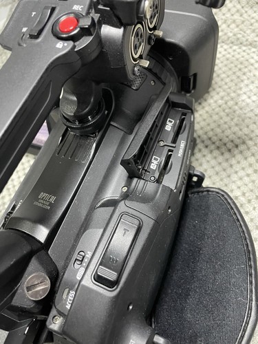 Canon XF405 4k Professional Camcorder - with 5 batteries - Picture 8 of 17