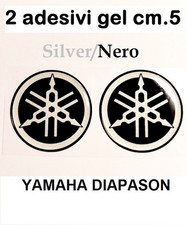 2 adesivi YAMAHA diapason GEL 5 Cm Resinati morbidi stemma logo 3D Silver/Nero