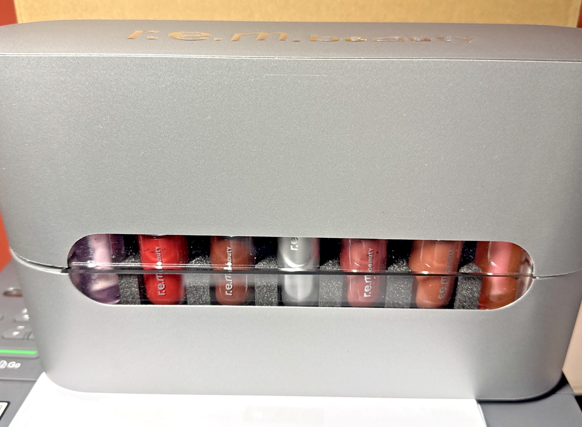 R.E.M. BEAUTY Chapter 3 ON YOUR COLLAR PR BOX LIPSTICK, LIP GLOSS