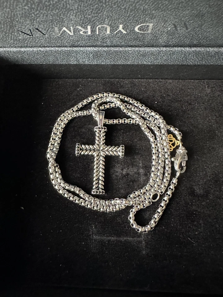 Colgante Cruz Chevron David Yurman Plata de Ley/Diamantes Negros Longitud 20" Foto 4 de 4