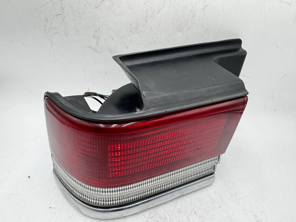 Luz trasera exterior del lado del conductor Plymouth Acclaim LH 1989-1991 OEM 166-01386L Foto 3 de 4