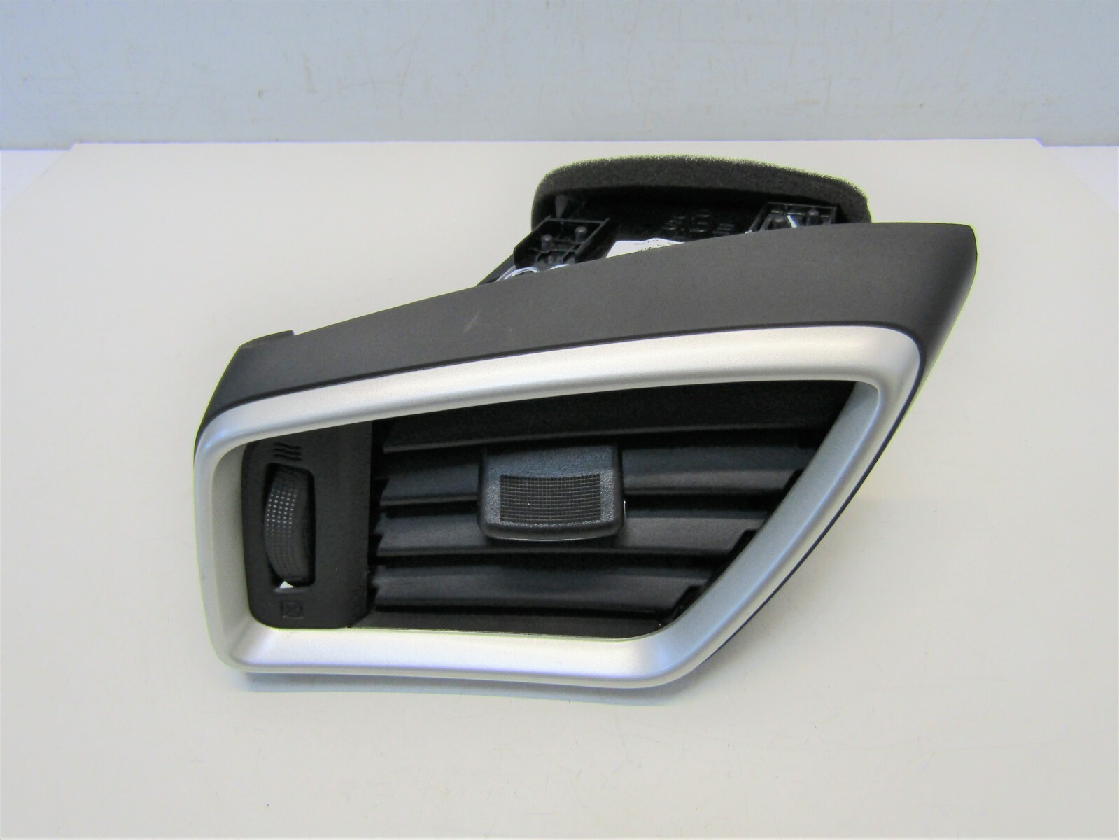 NISSAN QASHQAI J11 2014-17 NEARSIDE/LEFT FRONT AIR VENT 687614EA0A        #2366V