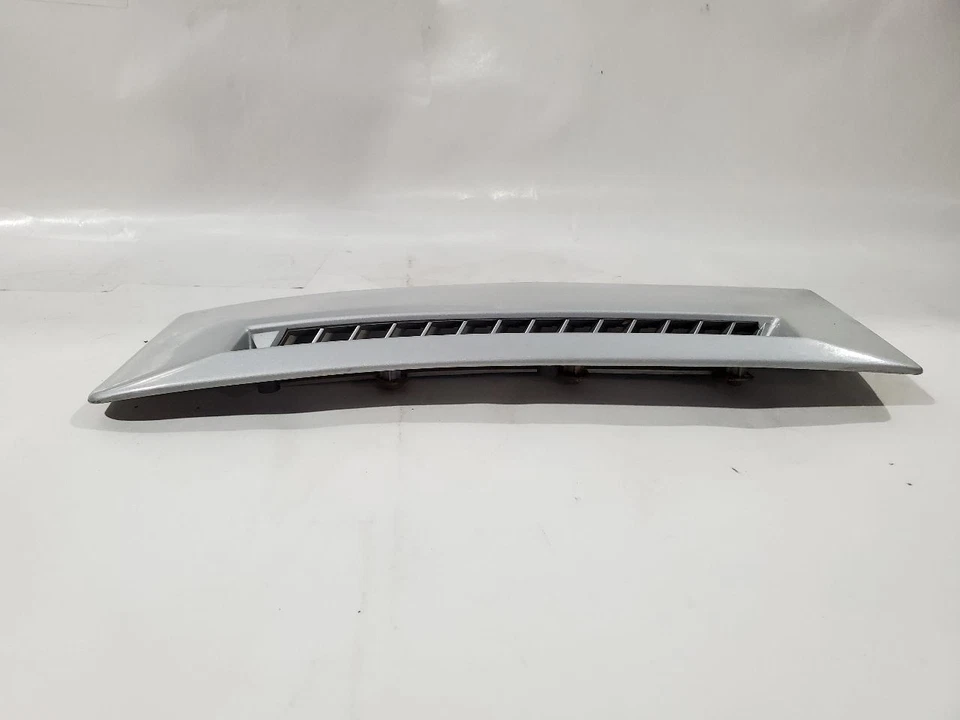 Conquest Chrysler 1987 OEM plateado trasero derecho ventilación superior cuarto de moldura Foto 3 de 4