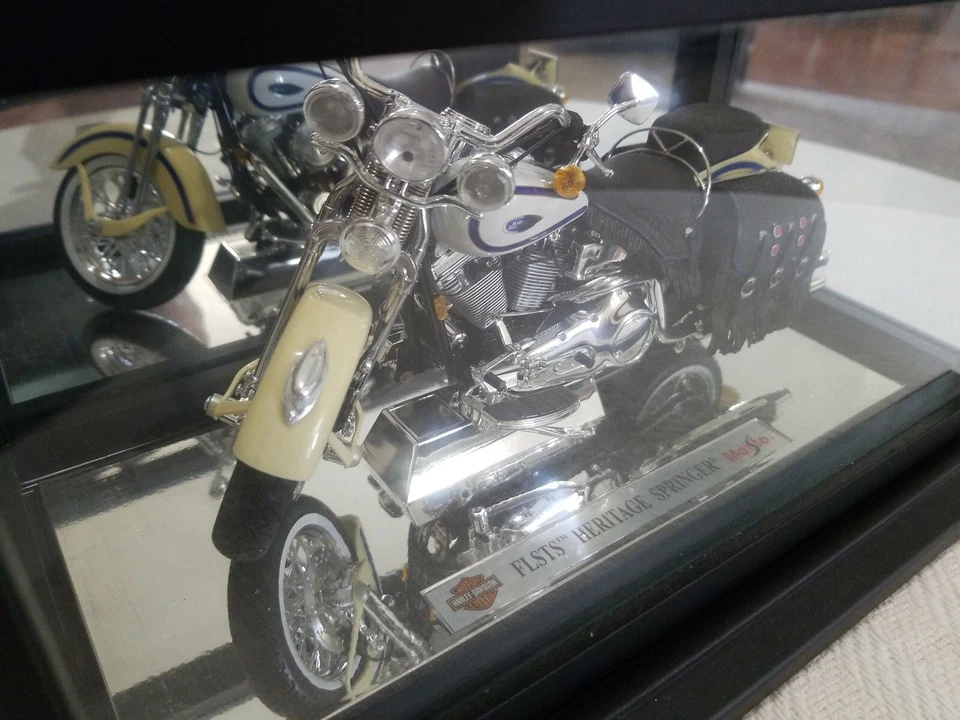 Harley-Davidson Maisto 1997 1:10 FLSTS Heritage Springer con estuche Foto 2 de 4