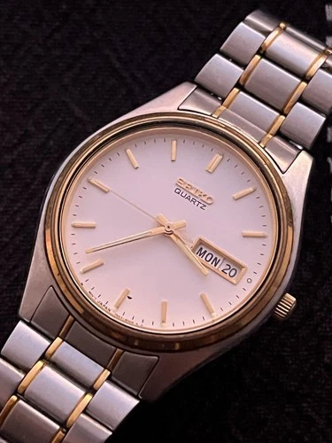 Seiko Day Date 7N43-9011 Mens Vintage Watch Stainless Steel Quartz Silver Gold