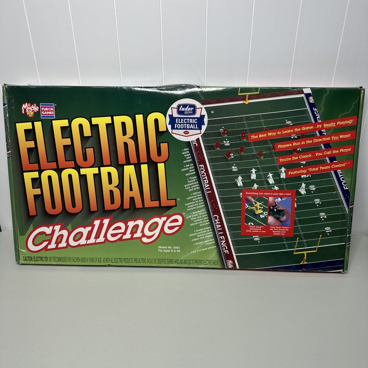 TUDOR GAMES Electric Football Challenge Game 6081 NEW