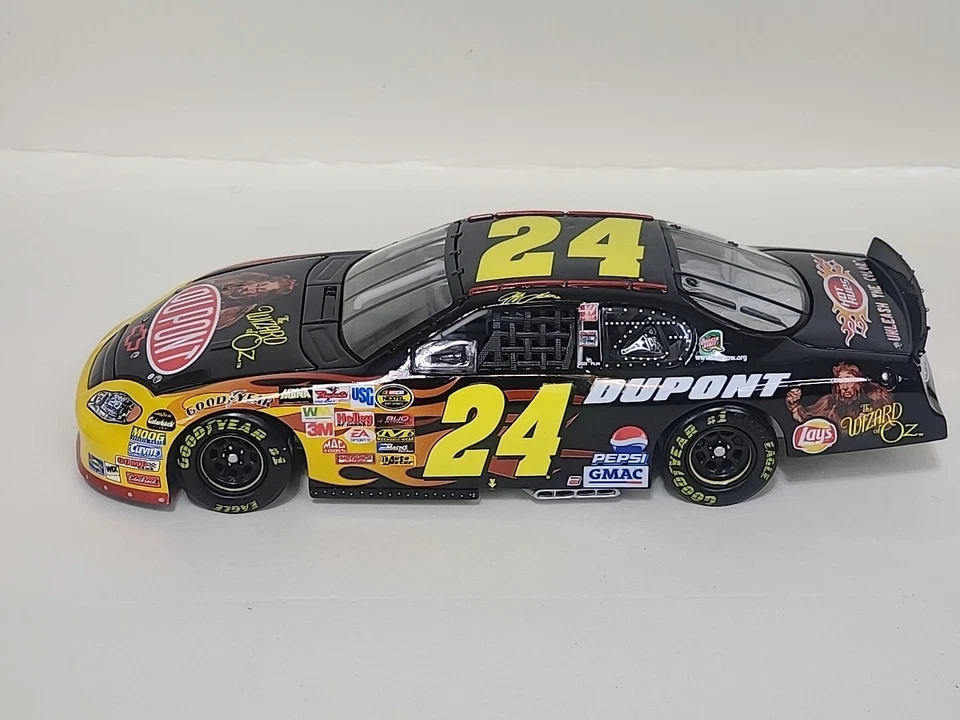 Jeff Gordon #24 Dupont Wizard of Oz 1/24 Scale Chevy Monte Carlo Action 2004 - Image 2 of 4