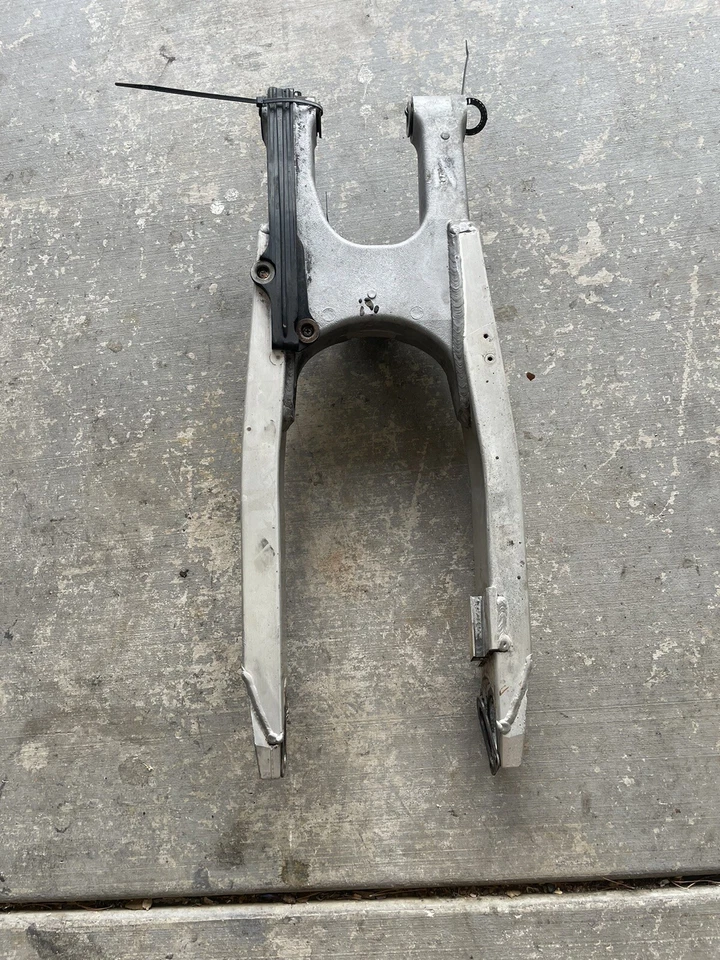 OEM 1998 Suzuki Rm250 Swing Arm - Image 3 of 4