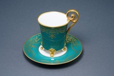 Mokkatasse von Alt Tirschenreuth 1838 , grün türkis mit Golddekor, mit Füssen