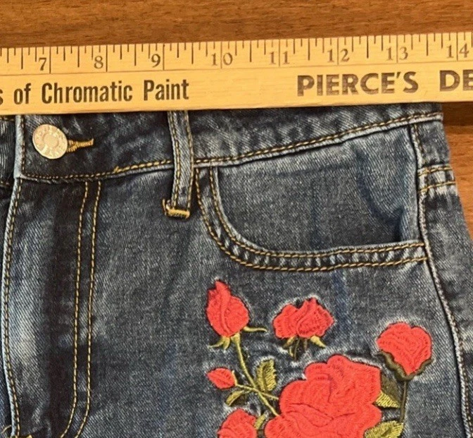 Pantalones Cortos de Jean GUESS Para Mujer 26 Rosa Bordado Dobladillo Enrollado Triángulo Logo Denim Foto 3 de 4