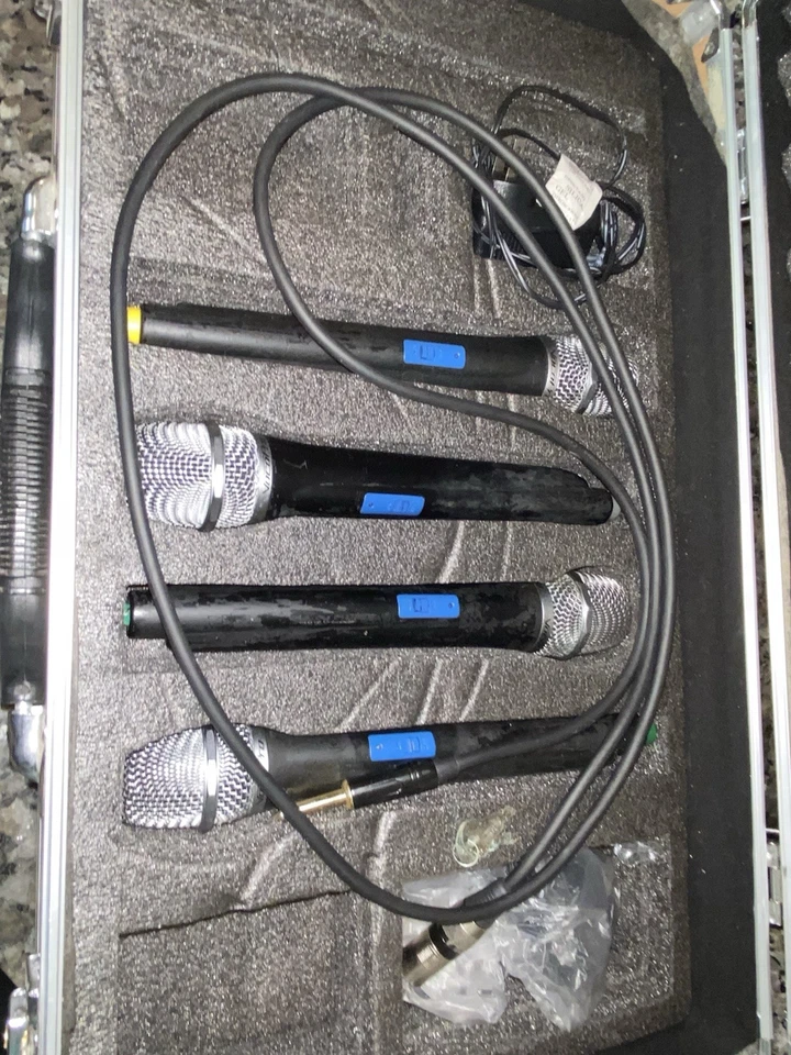 VocoPro UHF-5800-9 PLUS Wireless System with 4 Handheld Mic and Carry Bag - Image 2 of 4