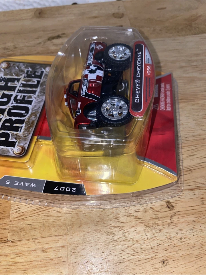 Unidad de rescate de montaña Jada High Profile Chevy Cheyenne C10 4x4 roja Foto 4 de 4