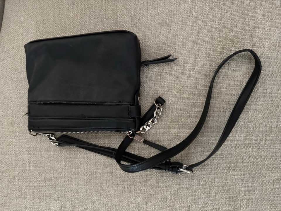 Cartera cruzada Vera Wang negra Foto 4 de 4