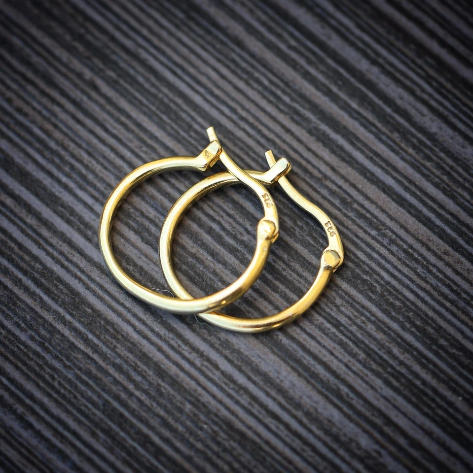 Pendientes de aro Huggie lisos de plata de ley 925 chapados en oro de alta calidad para hombre Foto 4 de 4