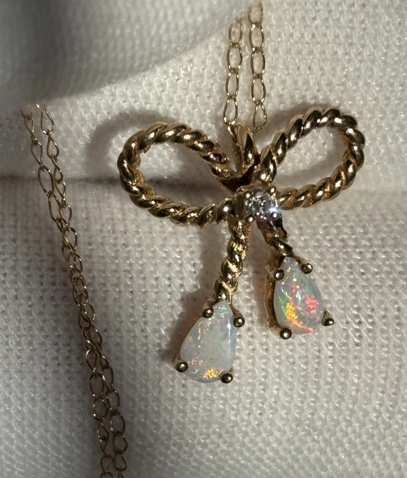 Collar de cadena de 17 pulgadas colgante con arco de diamantes ópalo de oro amarillo de 14k para damas HERMOSO Foto 3 de 4