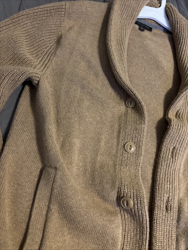 Suéter tejido con botones Banana Republic para hombre color tostado talla mediana manga larga Foto 3 de 4