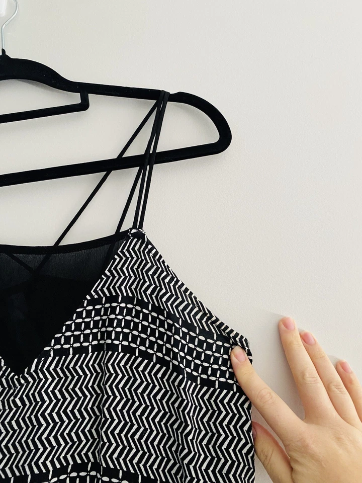 Camisola sin mangas geométrica blanca y negra talla XS de Witchery para dama panel transparente Foto 4 de 4