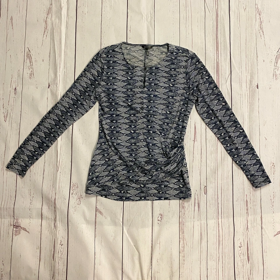 Prendas para el torso Daisy Fuentes para mujer medianas estampado de serpiente ojo de cerradura cuello volante lateral manga larga Foto 2 de 4