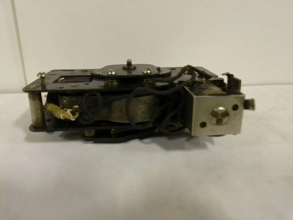 PREWAR LIONEL MOTOR ASSEMBLY WITH REVERSE UNIT AND COLLECTOR ASY. - Image 3 of 4