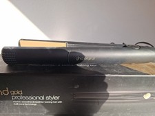 GHD Gold Professional Styler Glätteisen, Schwarz/Gold, mit Hitzeschutzhülle