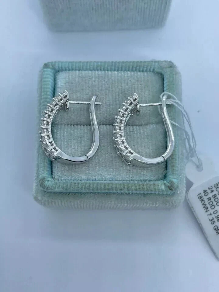 Aretes tipo argolla Huggie de diamantes de corte baguette de 3 quilates enchapados en oro blanco de 14 quilates Foto 3 de 3