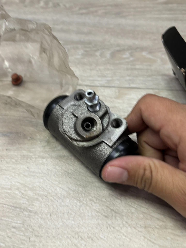 Cilindros de rueda de freno de tambor TRASEROS L & R para FORD E250 E350 F250 F350 W370042 Foto 3 de 3