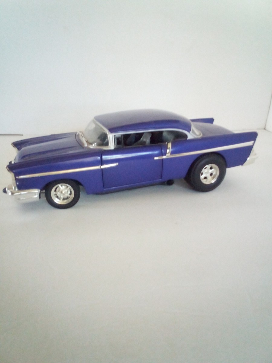 HOTWHEELS 57’ CHEVY 1:18 Hot wheels 1/18 Scale Diecast '57 Chevy Bel Air ( 1998