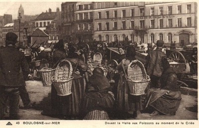 Old postcard 62 - BOULOGNE sur Mer (Pas de Calais) - in front of Halle aux Poissons, la Criée