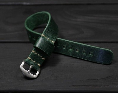 Einteiliges grünes Uhrenarmband aus Leder im Used-Look Militärstil Single...