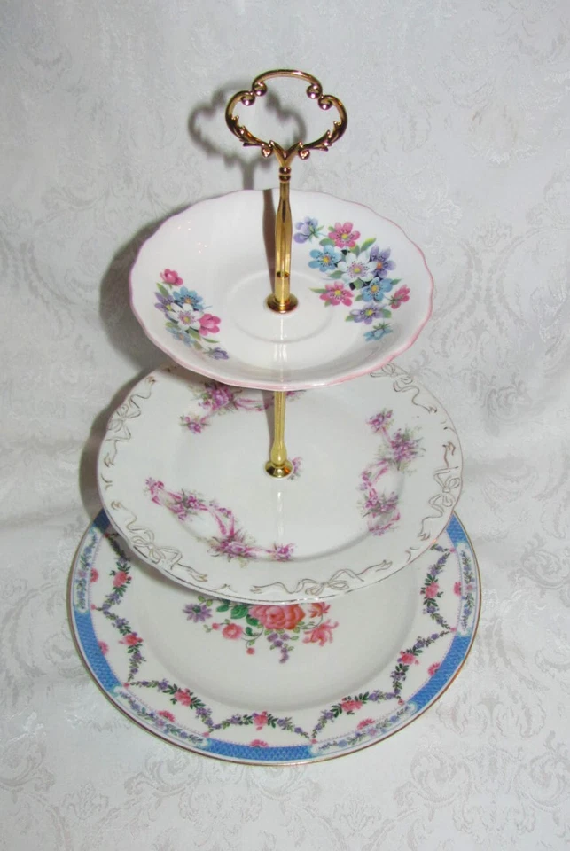 Soporte para pasteles personalizado de tres niveles hecho con platos vintage fiesta de té Foto 2 de 4