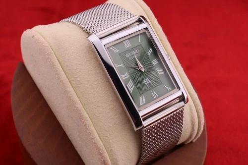 ⌚✨ Vintage Seiko Slim Quartz Gentlemen's Green Dial , Silver Mesh Band Watch