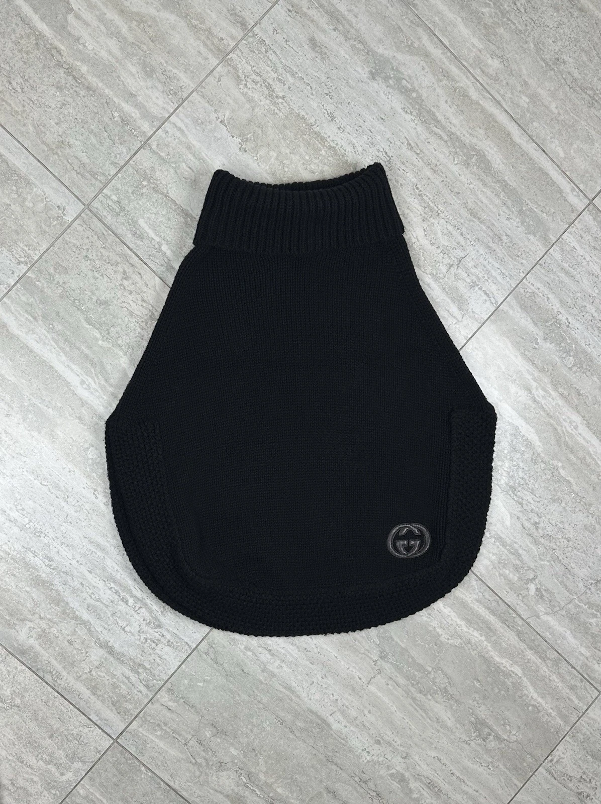 GUCCI RARE Black GG logo CAMEL Wool cape Poncho size: M
Opens in a new window or tab