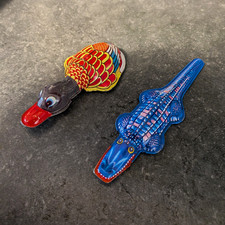 2x Blechspielzeug Tiere Ente/Vogel rot-gelb & Krokodil blau, Knick Knack