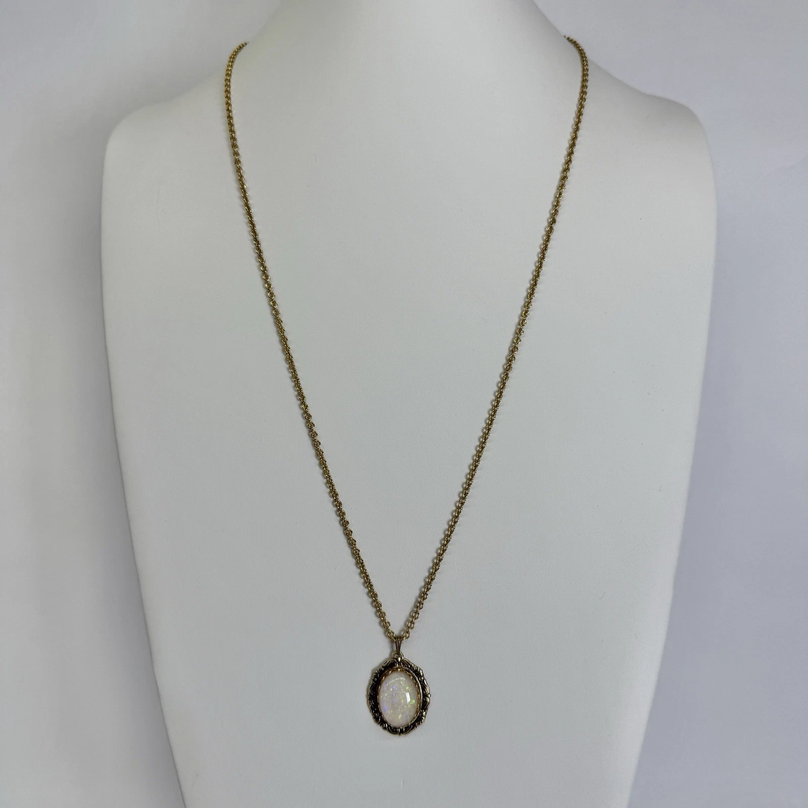 AVON Faux Moonstone Pendant Gold Tone Vintage Necklace Jewelry N303