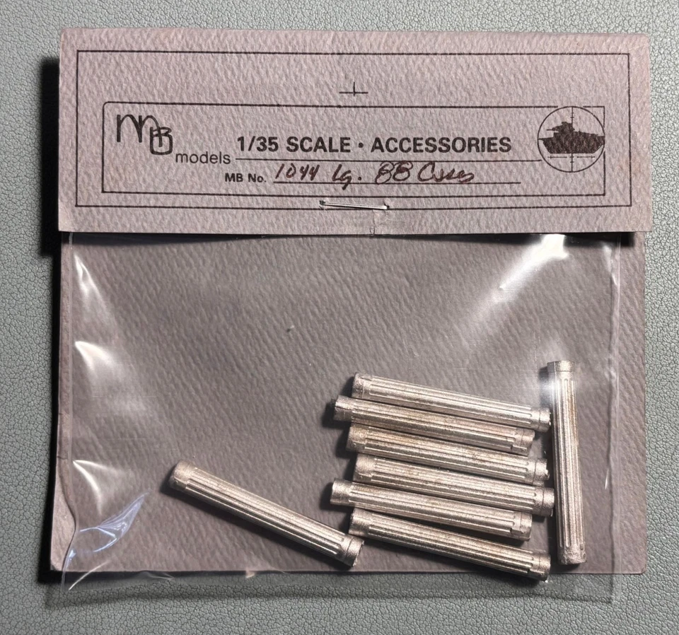 MB MODELS 1044 - LG 88 AMMO CASES (8 pcs) - 1/35 WHITE METAL - Immagine 2 di 2