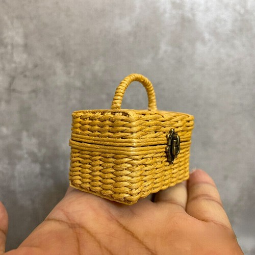 Casa delle bambole fatta a mano scala 1/6 miniatura cestino da picnic bagaglio custodia cosmetica - Foto 4 di 8