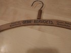 Vintage Dutchvwood hanger Heeren en Kinderkleeding GEBR BERVOETS Hoeden Petten M — photo 1