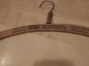 Vintage Dutchvwood hanger Heeren en Kinderkleeding GEBR BERVOETS Hoeden Petten M