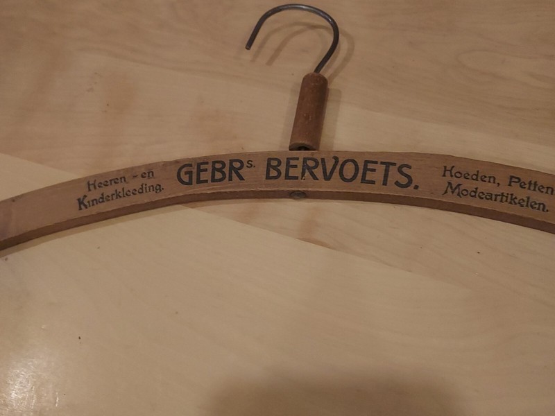 Vintage Dutchvwood hanger Heeren en Kinderkleeding GEBR BERVOETS Hoeden Petten M