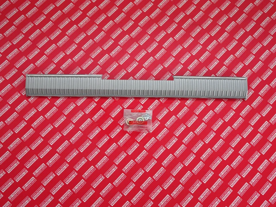 1970 1971 1972 1973 1974 1975 TOYOTA CARINA TA12 Rear Center Moulding - Image 2 of 4