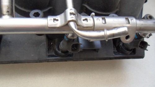 Chevy LS2 Intake Manifold Fuel Rail Bent Inlet Injector Damaged 12589181 12 - Picture 8 of 14