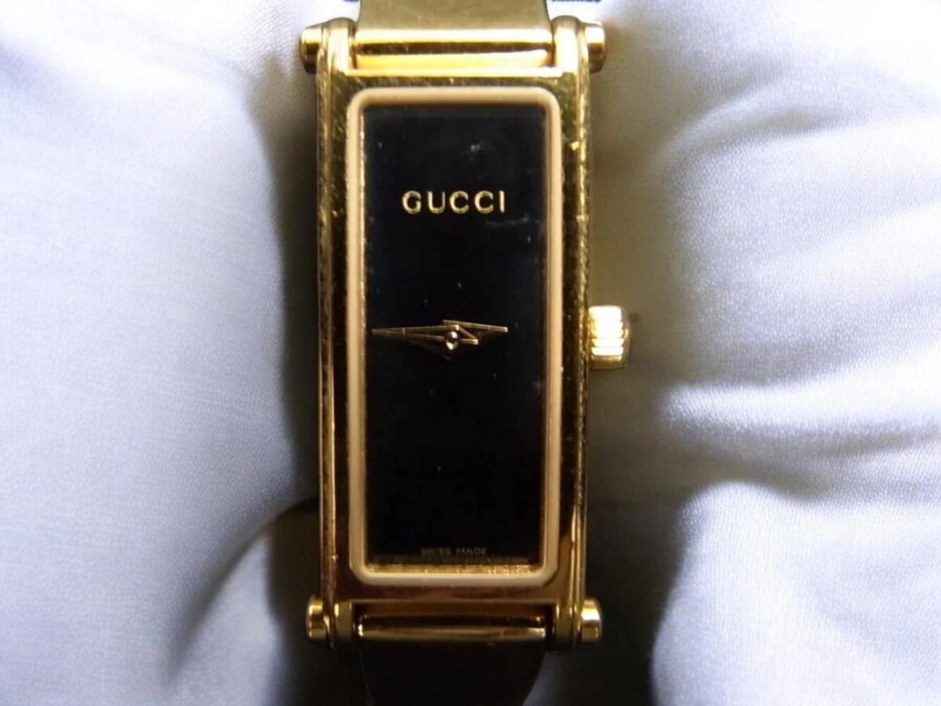 Montre Gucci 1500L cadran noir or femme bracelet quartz fabrication suisse occasion